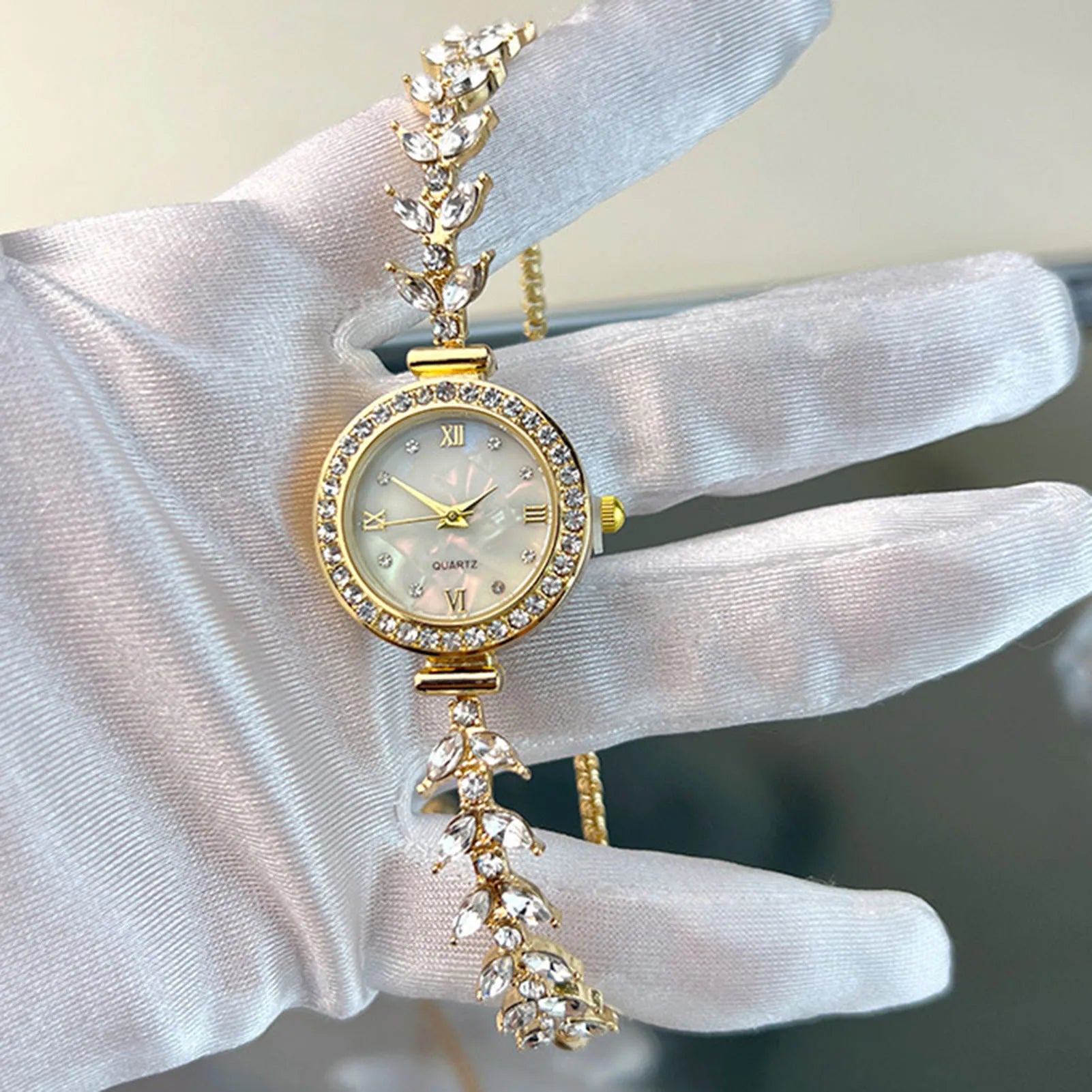 Women's Diamand Wristwatches Quartz Crystal Watch Free Adjustment Bracelet Watches for Brides Wedding Banquet Wearing