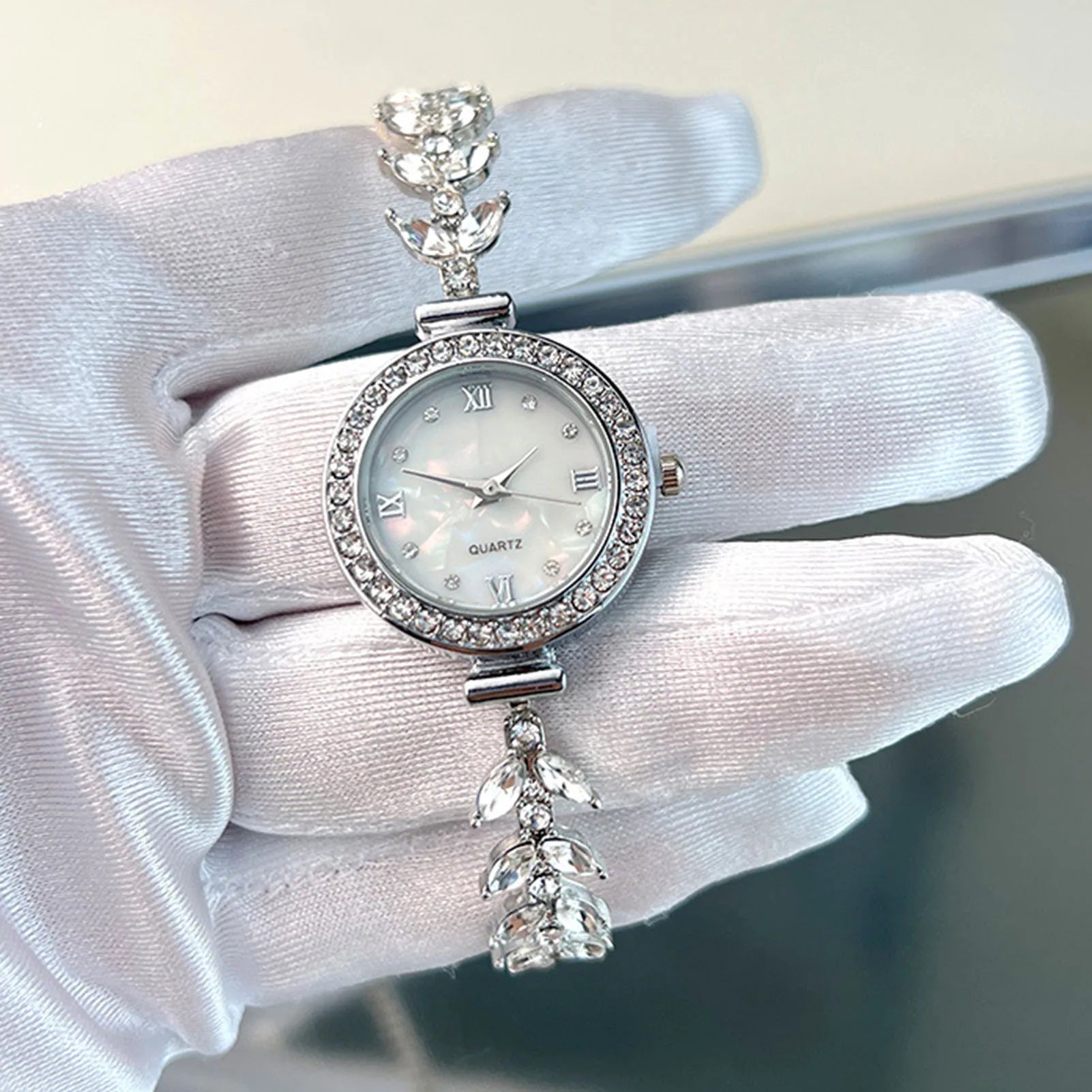 Women's Diamand Wristwatches Quartz Crystal Watch Free Adjustment Bracelet Watches for Brides Wedding Banquet Wearing