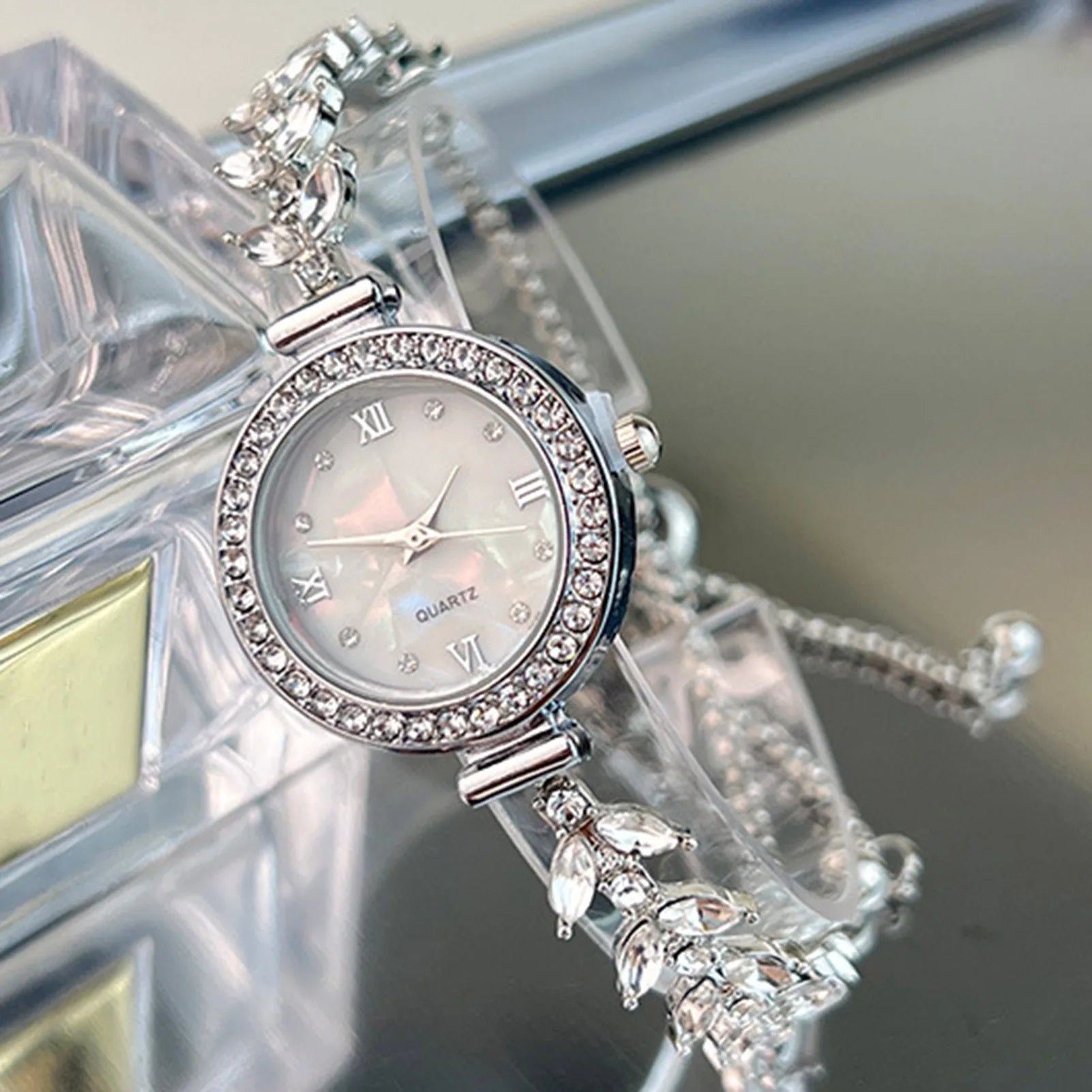 Women's Diamand Wristwatches Quartz Crystal Watch Free Adjustment Bracelet Watches for Brides Wedding Banquet Wearing