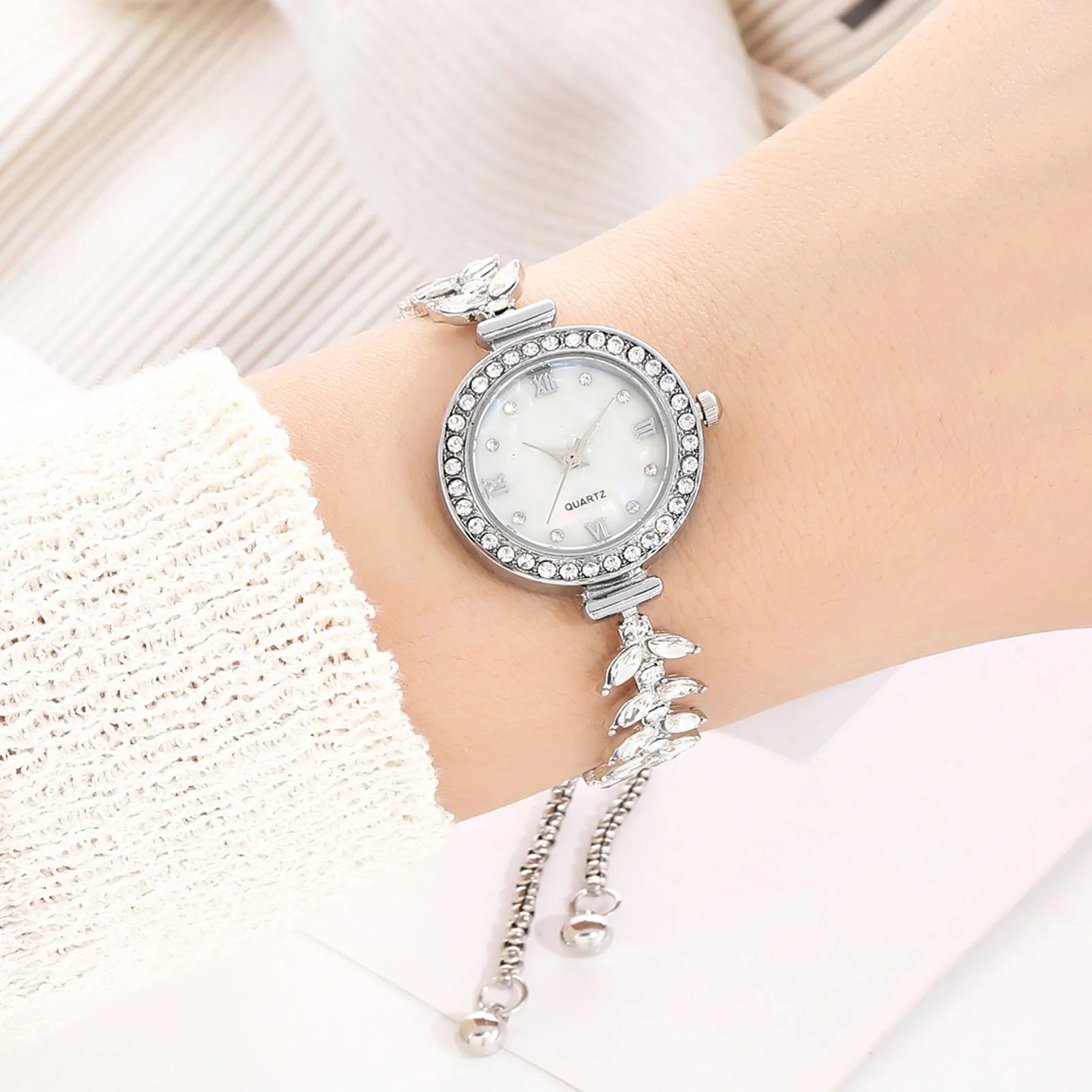 Women's Diamand Wristwatches Quartz Crystal Watch Free Adjustment Bracelet Watches for Brides Wedding Banquet Wearing